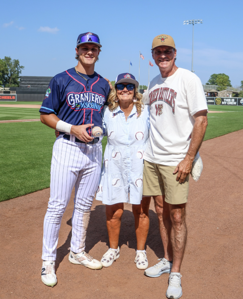 MiLB》影／溫馨又不可思議　父親預言兒子要開轟　還真的接到兒子生涯首轟