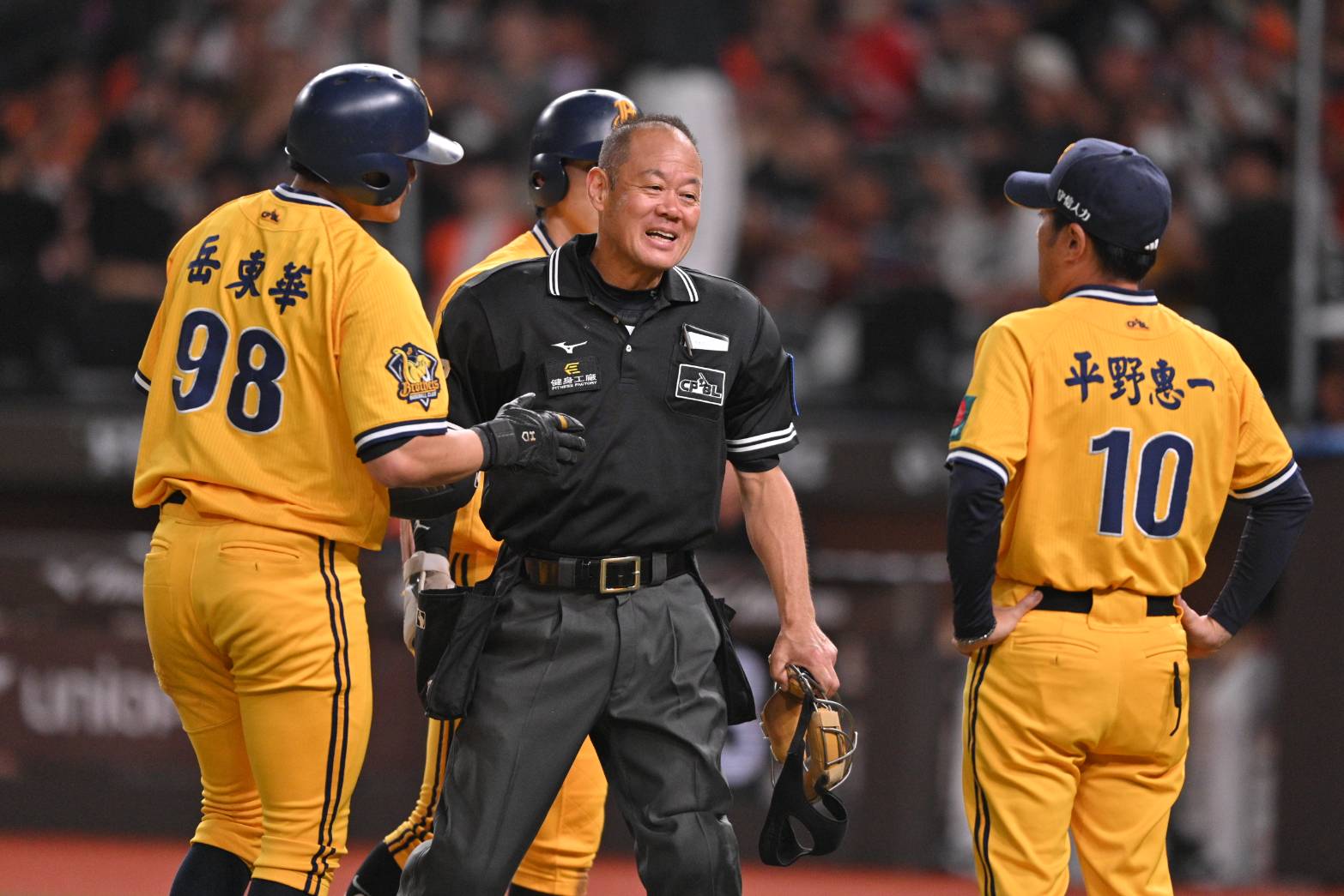 中信兄弟》岳東華不小心撞倒主審木內九二生！　平野惠一上前關心