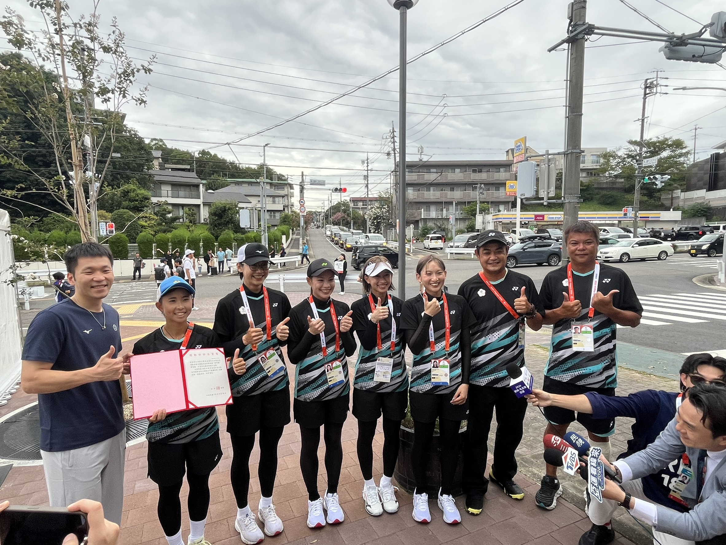 運動部長李洋（左）親自頒發賀電給予女子軟網選手。（特派記者林岳甫攝）