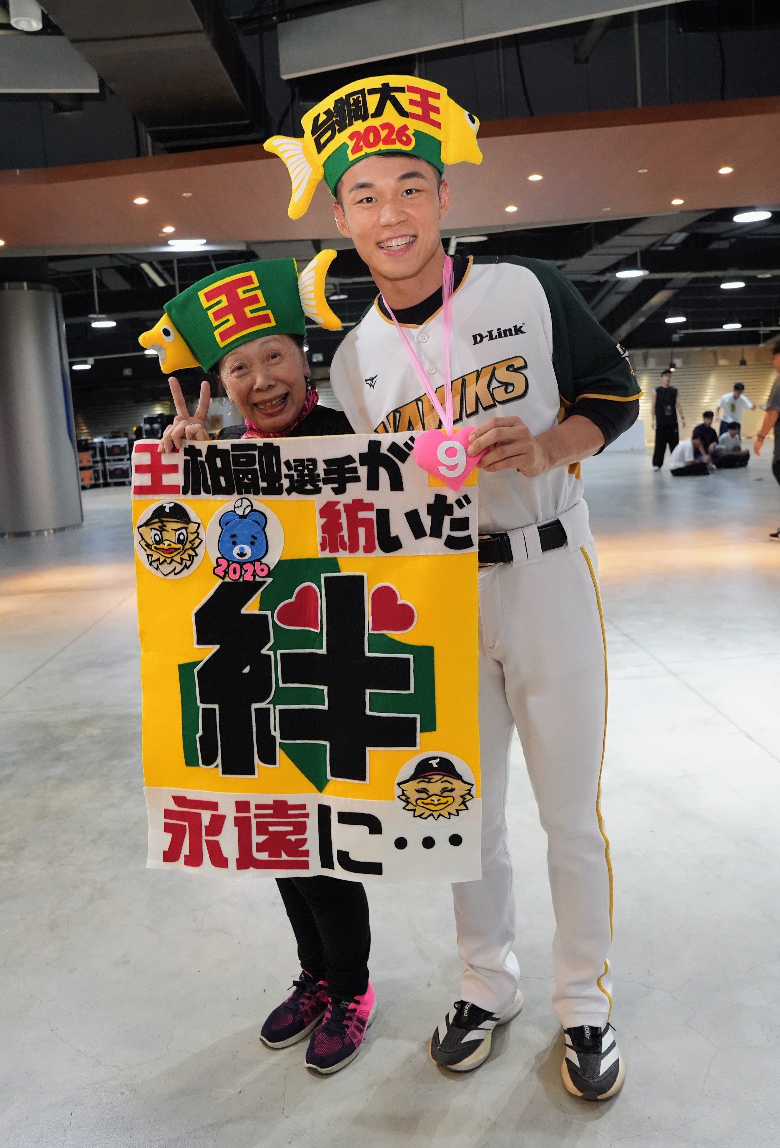 台鋼雄鷹》「大王」鐵粉北海道阿嬤再度來台！　與王柏融愛的抱抱
