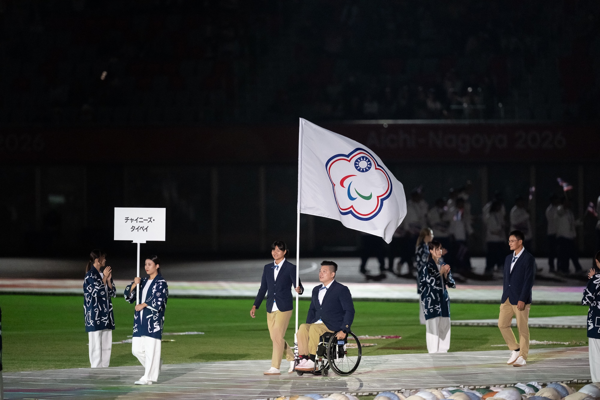 中華代表團掌旗官由杭州亞帕運田徑女子標槍F12/F13級銅牌選手劉雅婷(左)，及曾獲杜拜田徑大獎賽男子鐵餅F56級銀牌選手劉瑋旂(右)擔任（代表團提供）