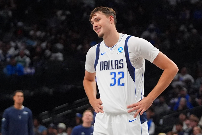 NBA》遭惡意犯規被推出場　獨行俠狀元肩傷缺陣
