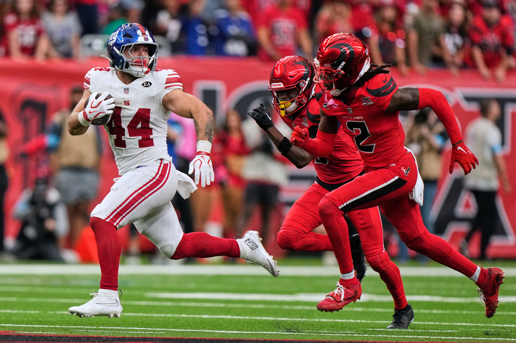NFL》低頭衝撞遭判犯規　巨人教頭怒挺Skattebo：這才是正確跑球方式